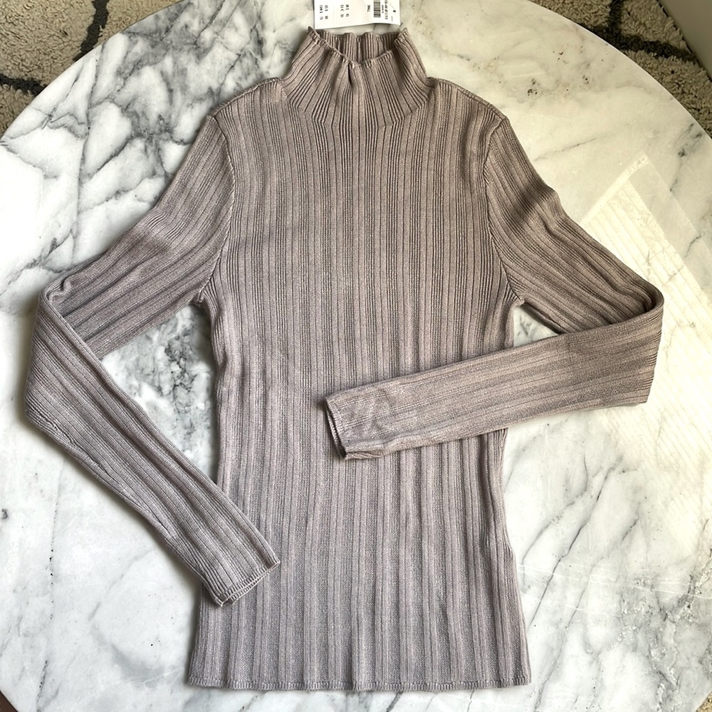Abercrombie & Fitch mock neck long sleeve shirt. Size s